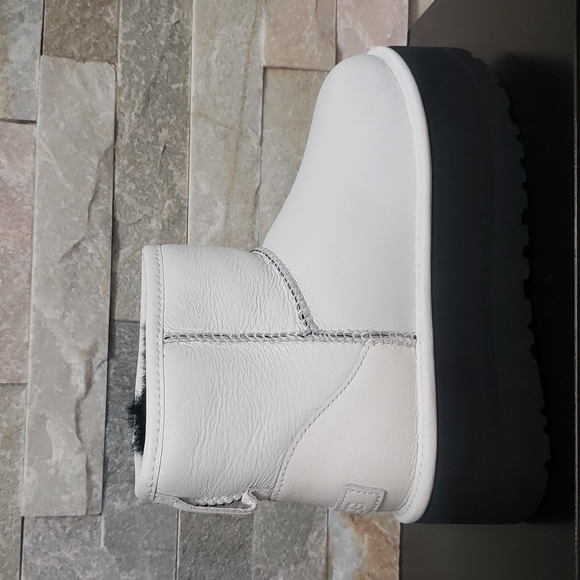 UGG Classic Mini Platform Matte Boot - Picture 7 of 11